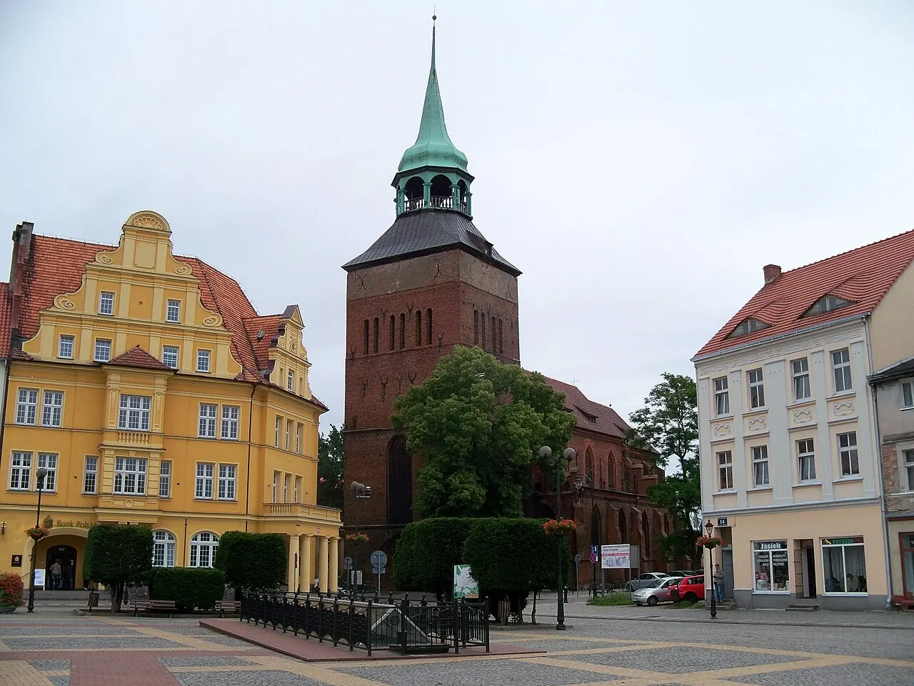 Otoczenie kościoła Narodzenia NMP.
