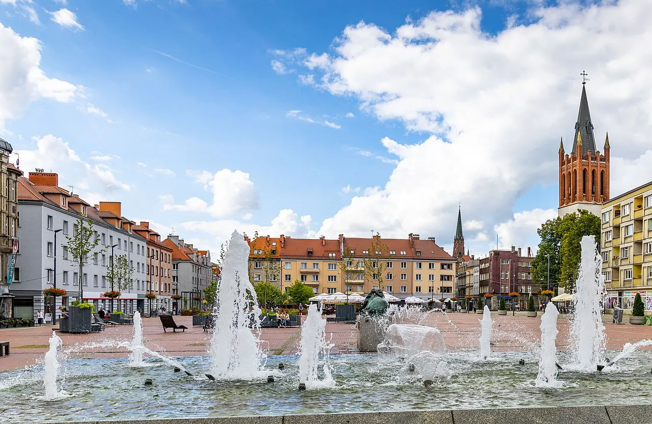 Rynek w Bytomiu, fontanna i widok na kamienice.
