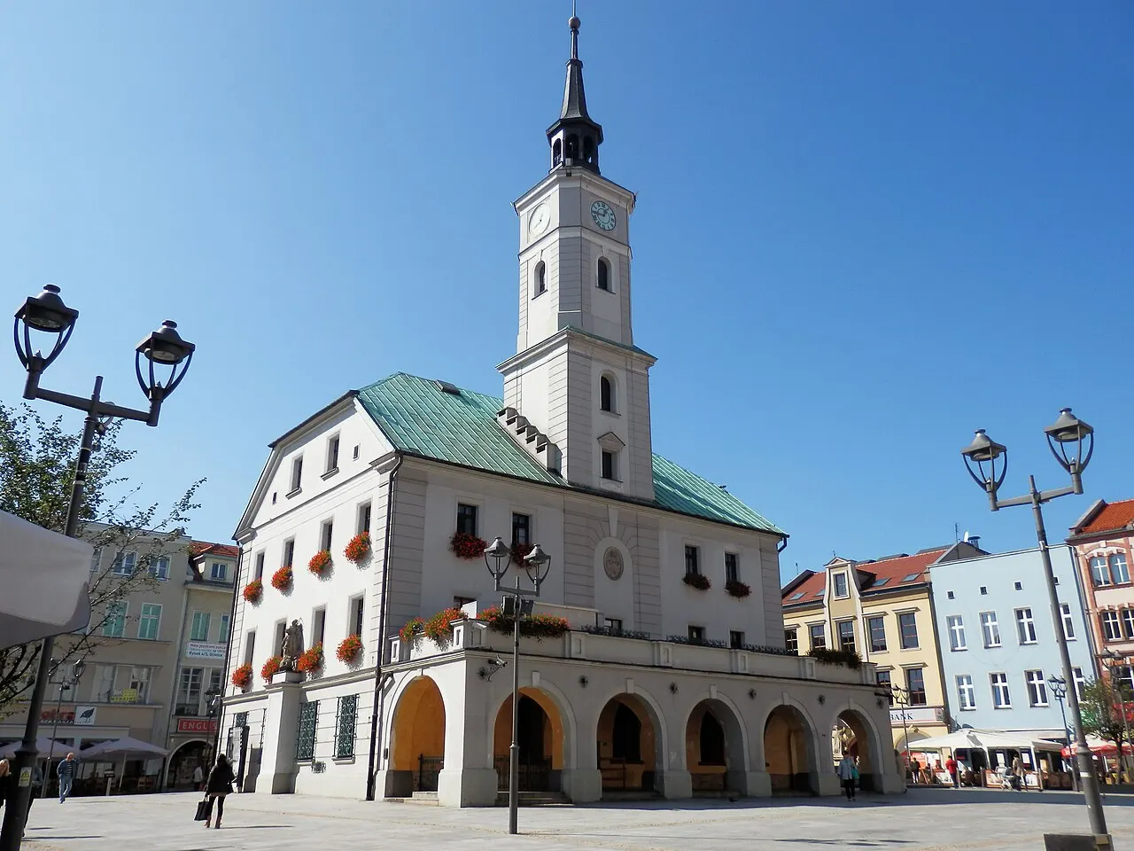 Gliwice, Ratusz z XVIII/XIX wieku, murowany, klasycystyczny, z reliktami z okresu średniowiecza. Granice ochrony obejmują parcelę budowlaną.