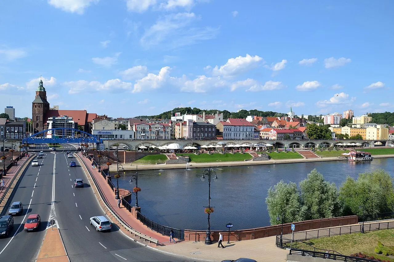 Widok na estakadę kolejową i Bulwary Nadwarciańskie w Gorzowie z tarasu widokowego "Dominanta"