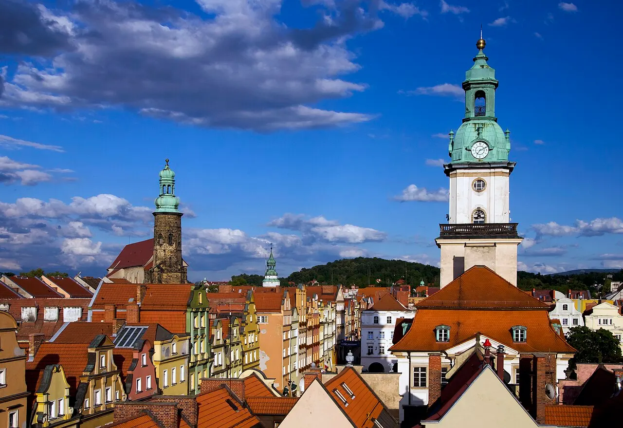 Widok na historyczne centrum Jeleniej Góry, z wieżą ratusza po prawej i wieżę kościoła św. św. Erazma i Pankracego po lewej.