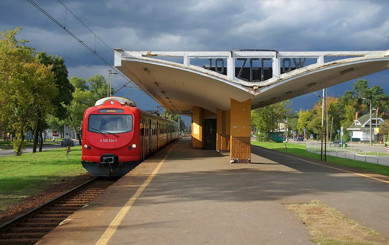 Stacja PKP Józefów - widok od południa. Na stacje wjeżdża właśnie pociąg SKM Warszawa linii S1 w stronę Otwocka.