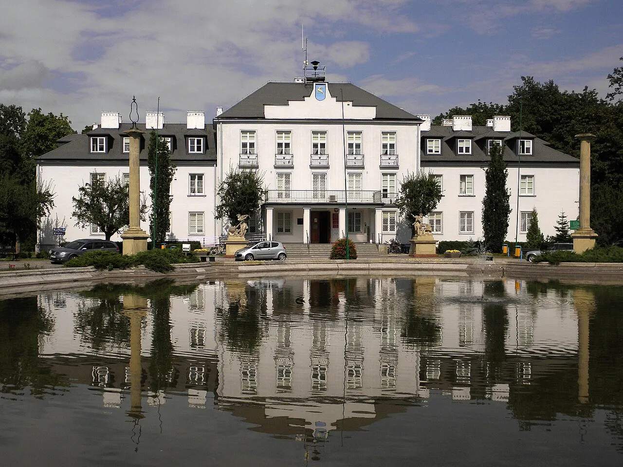 Kozienice, zespół pałacowy - budynek z lat 50-tych wzniesiony na miejscu spalonego pałacu (zabytek nr 315/A/67)