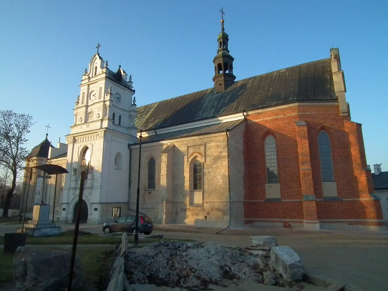 Kraśnik, ul. Kościuszki 4 / Klasztorna - zespół klasztorny kanoników regularnych (XV-XVI): - kościół, ob. par. p.w. Wniebowzięcia NMP…