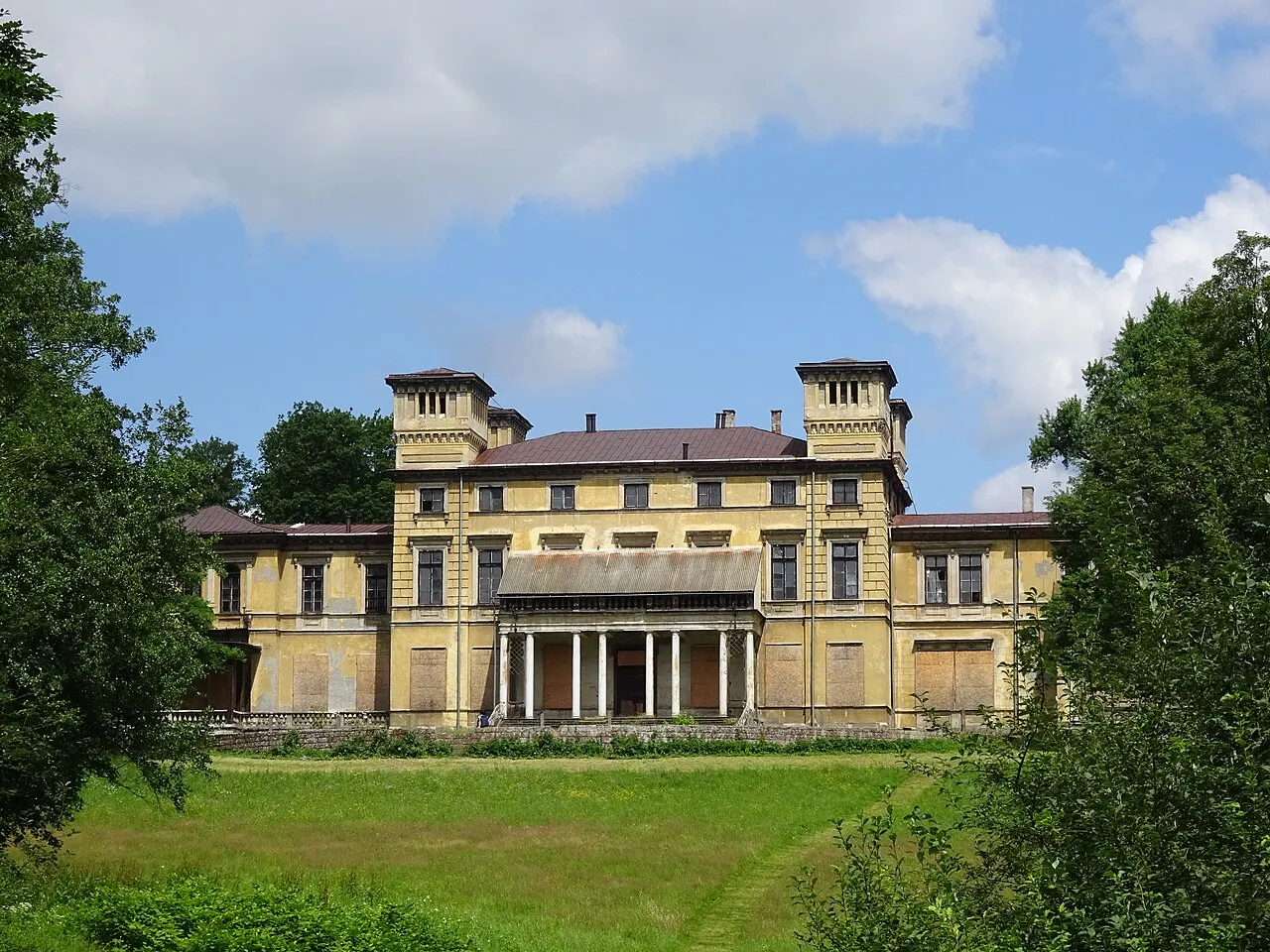 Pałac Potockich w Krzeszowicach. Fasada - widok od strony Parku miejskiego.