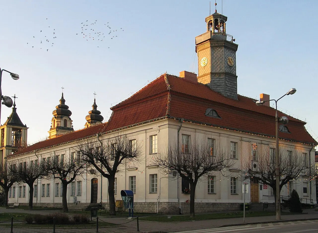 Ratusz miejski w Mławie na Starym Rynku. Historyczny budynek z wieżą zegarową i dobudowane w czasie II Wojny Światowej skrzydło (po…