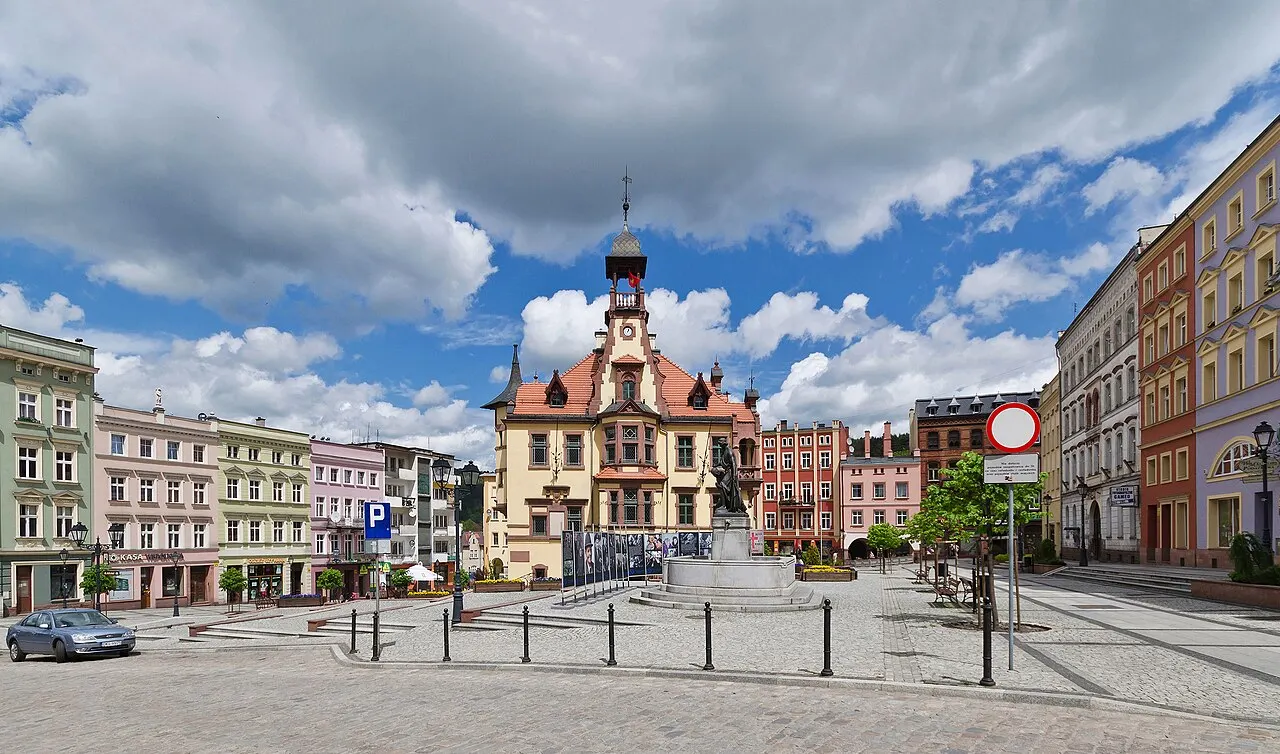 Nowa Ruda, centrum historycznego ośrodka miejskiego Nowa Ruda, w tym ośrodek staromiejski zgrupowany wokół rynku