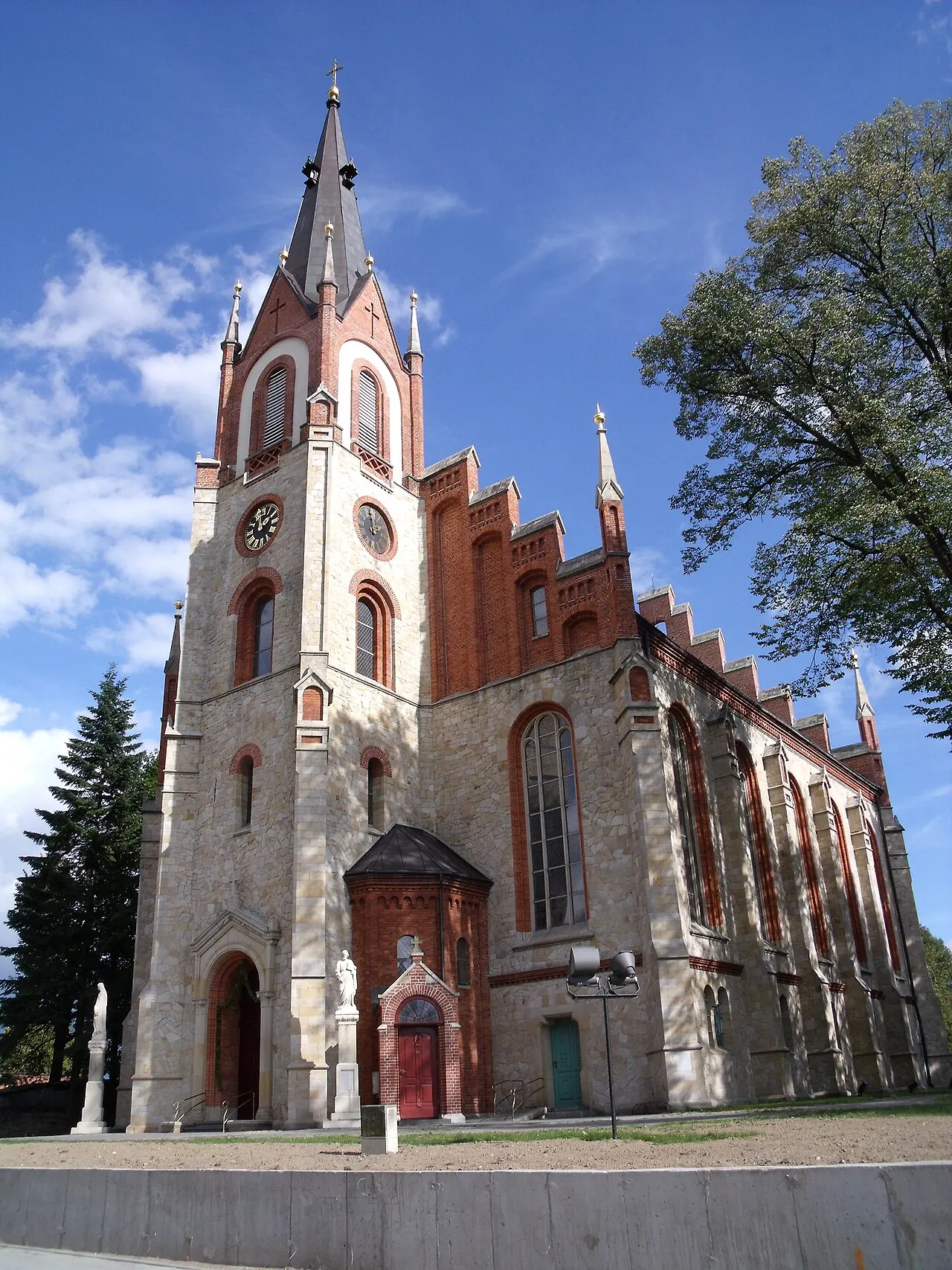 Orzesze Woszczyce, ul. Jana Długosza - zespół zabudowy kościoła pw. Świętych Piotra i Pawła: kościół od frontu (zabytek nr A 219/07 z…