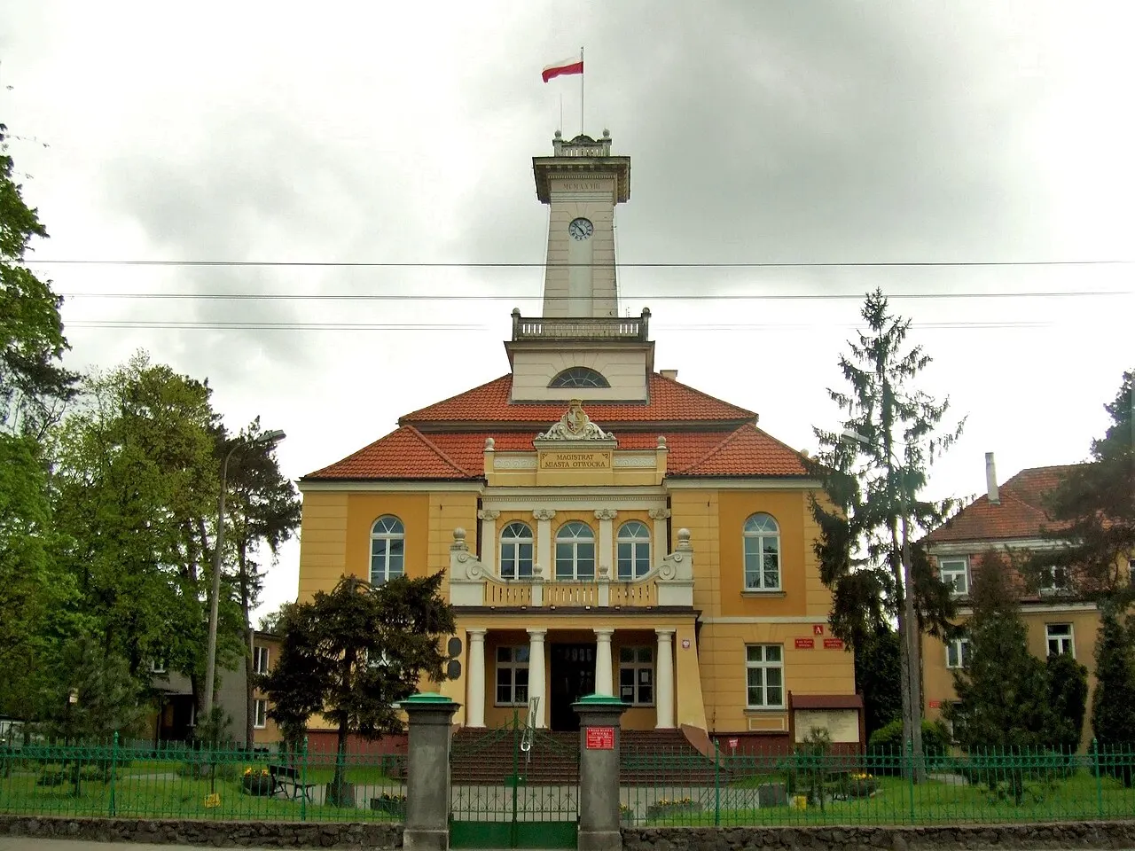 Otwock, ul. Armii Krajowej 5 - ratusz i budynek administracyjny (zabytek 936-A z 31.01.1979)