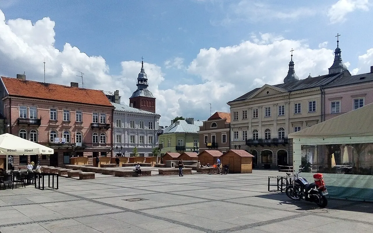 Rynek Trybunalski w Piotrkowie Trybunalskim - wschodnia i południowa pierzeja.