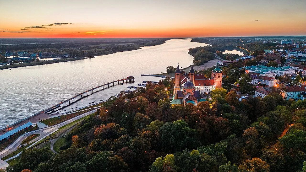 Widok na Wzgórze Tumskie, Stare Miasto i rzekę Wisłę w Płocku