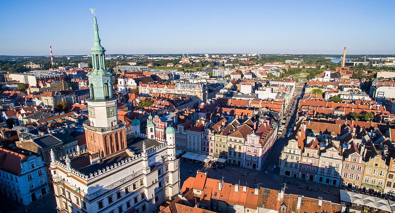 Widok na Ratusz i Stare Miasto w Poznaniu z nietypowej perspektywy.