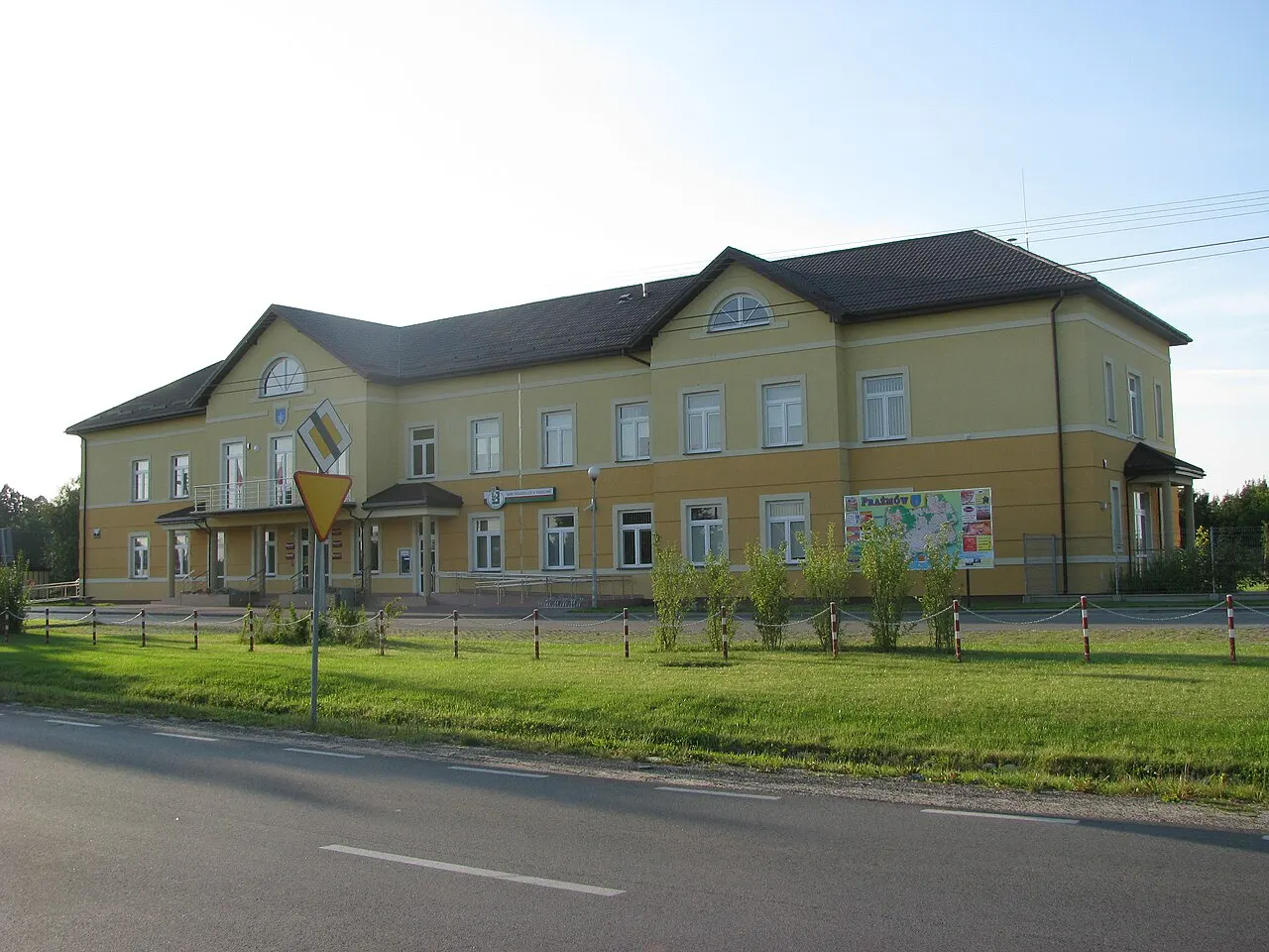 Urząd gminy Prażmów na ulicy Głównej (Prażmów).