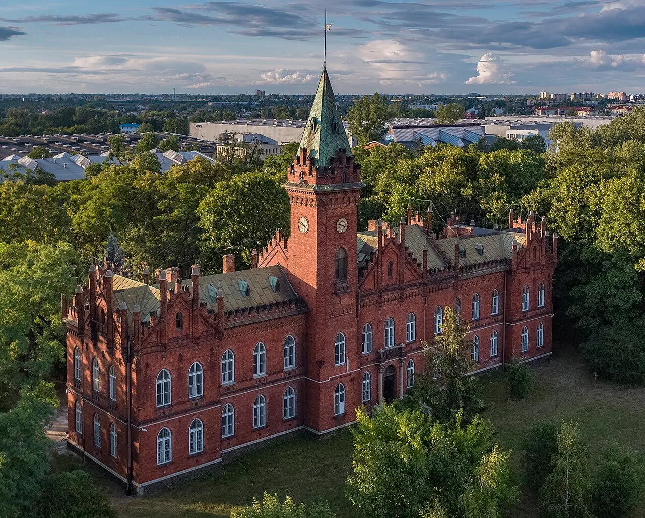 Dawny budynek dyrekcji Warsztatów Naprawy Wagonów Towarowych, widok od frontu na cały budynek.