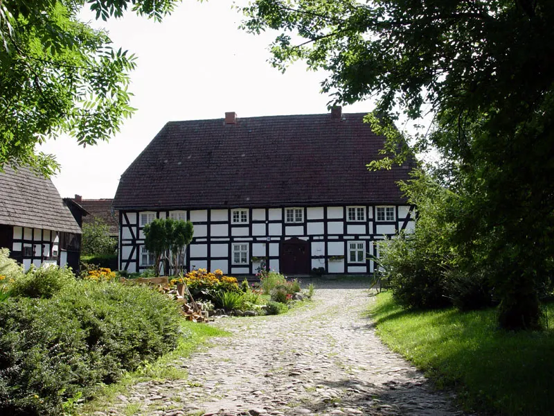 Zagroda nr 18 w Swołowie, przykład budownictwa szachulcowego (szkieletowego) datowana na 1865 rok zdjęcie własne z sierpnia 2005 r.