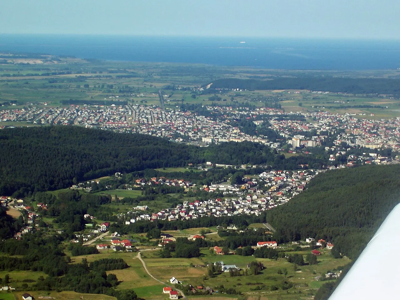 Rumia z lotu ptaka w 2004 roku. Na pierwszym planie ul. Łąkowa w dzielnicy Szmelta. W dalekim tle widać prom StenaLine idący za Półwyspem…