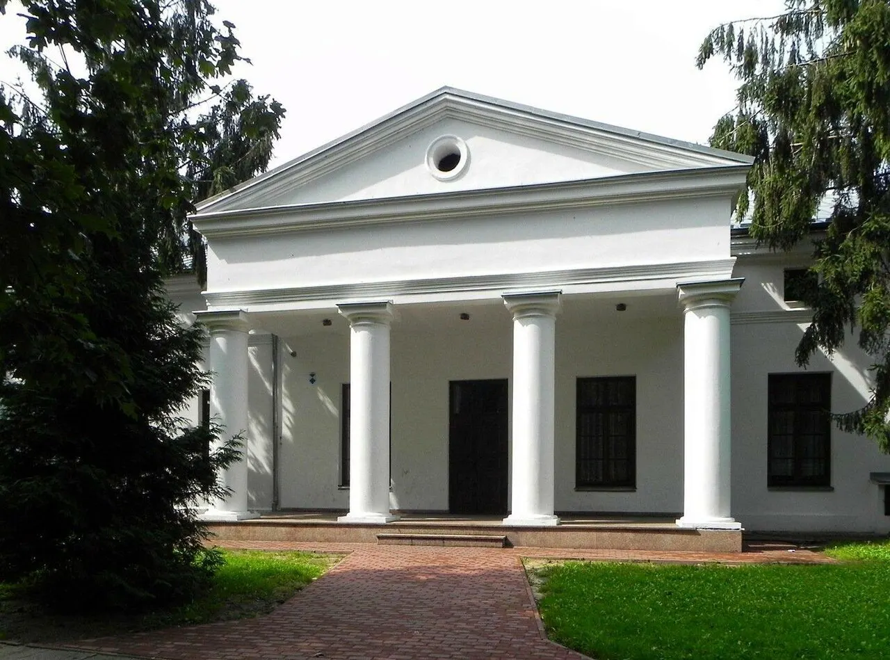 Zespół dworsko -parkowy - dwór wzniesiony w 1765 r. najprawdopodobniej dla Stanisława Poniatowskiego, gruntownie przebudowany po roku 1836…