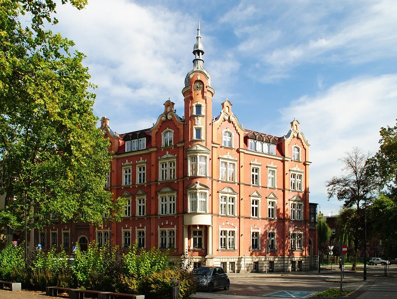 Siemianowice Śląskie - Centrum. Ulica Jana Pawła II 10. Ratusz
