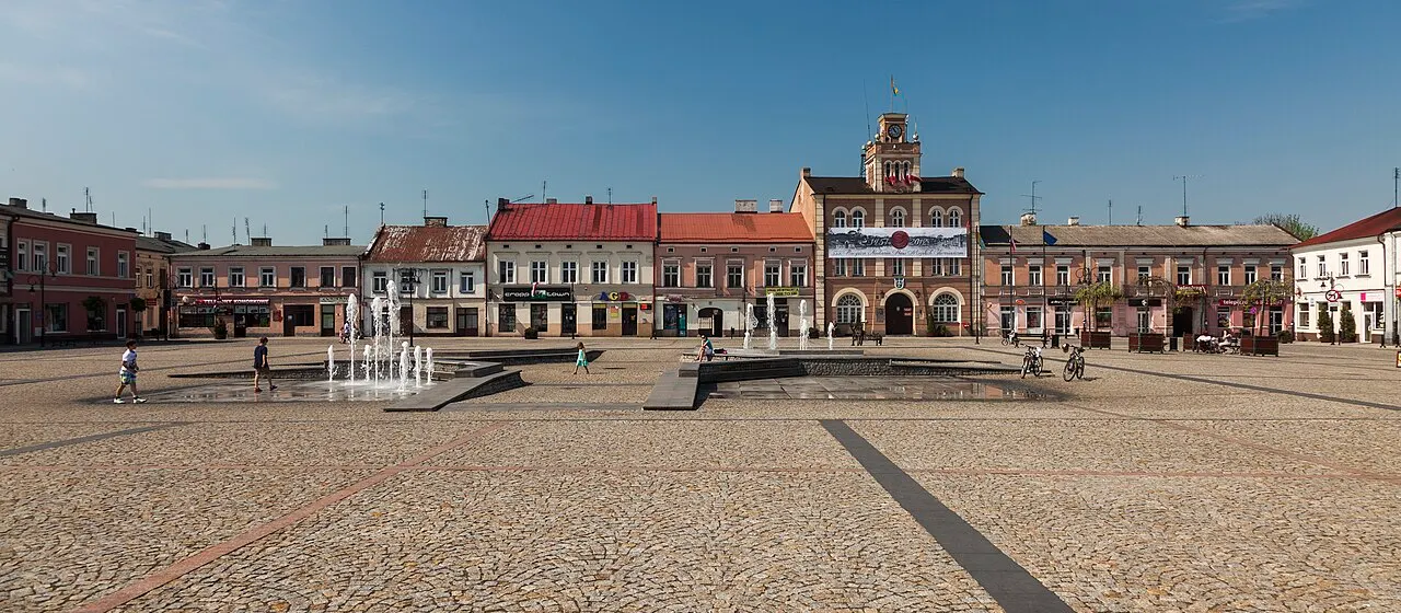 Rynek w Skierniewicach, widok na pierzeję zachodnią z ratuszem.