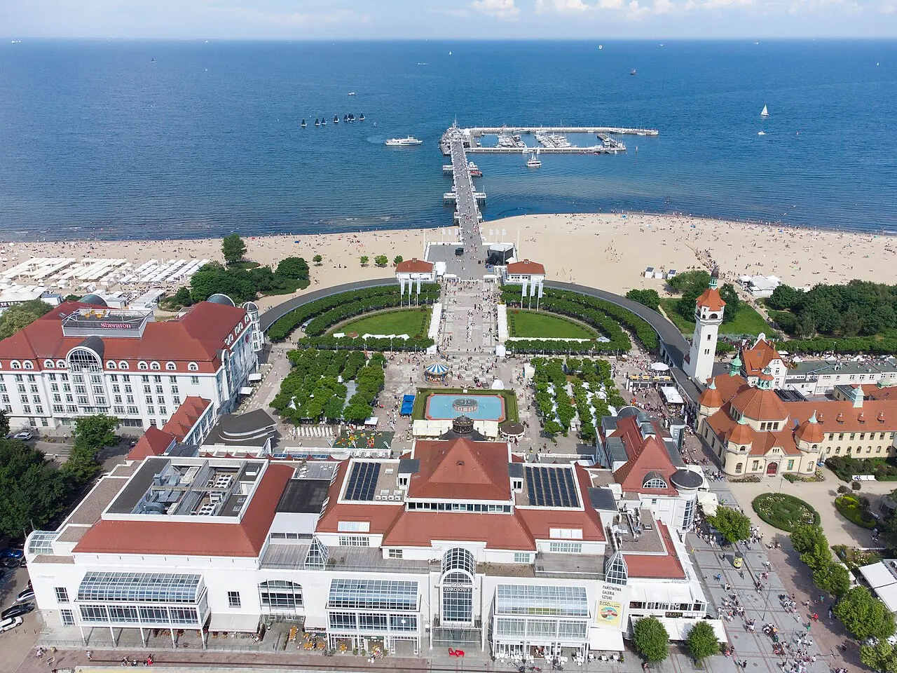 Sopot z powietrza od strony południowo-wschodniej. Widok na Skwer Kuracyjny. Widoczne: molo, hotel Sheraton, Dom Kuracyjny, Zakład…