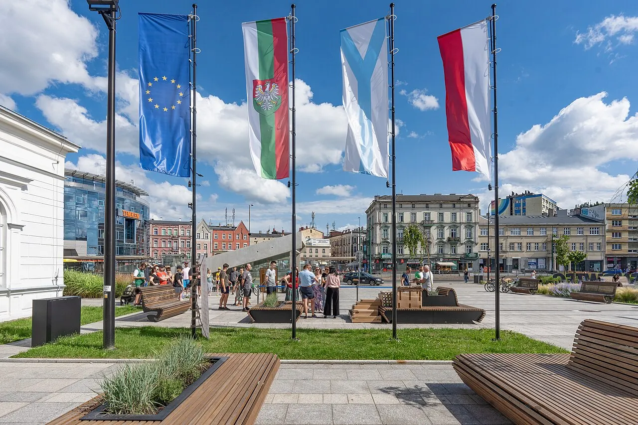 Akcja rozdawania plakatów Sosnowca przez Towarzystwo Przyjaciół Sosnowca 22 czerwca 2024 na placu Powstańców Styczniowych w Sosnowcu. Na…