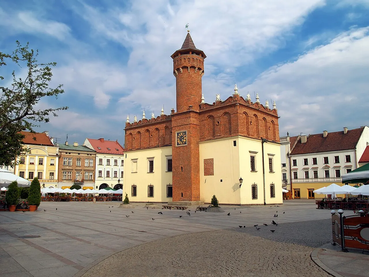 Ratusz w Tarnowie - budynek gotycki z XIV wieku.
