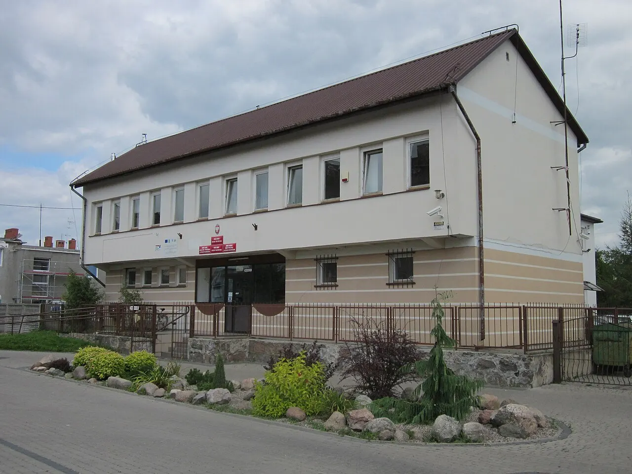 Budynek ten znajduje się przy ul. Mickiewicza 1 A. Jest to siedziba gminy wiejskiej.